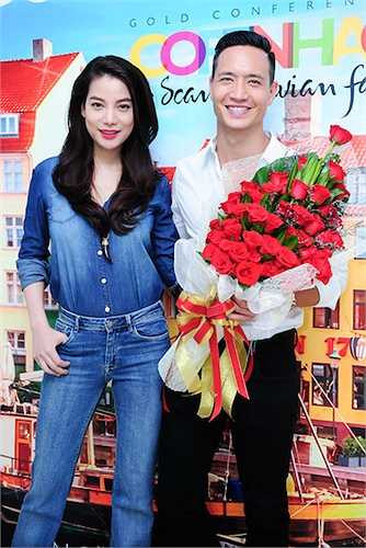 Kim Lý hạnh phúc cầm trên tay bó hoa của Trương Ngọc Ánh.