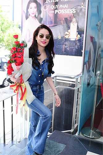 Trong lúc sự kiện đang diễn ra, nữ diễn viên 'Hương Ga' bất ngờ xuất hiện với một bó hoa hồng trên tay.