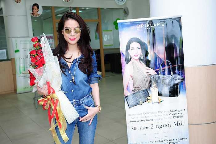 Cô diện trang phục trẻ trung, năng động.