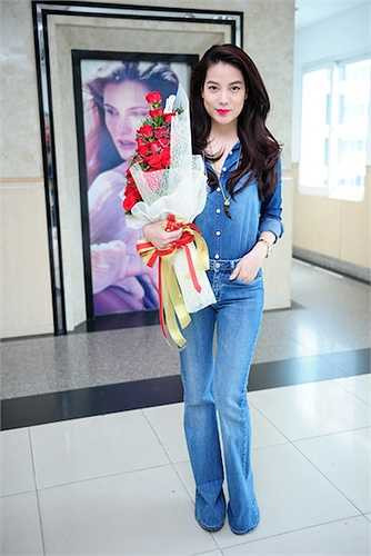 Hiếm có kiều nữ Việt ở tuổi của cô vẫn giữ được vóc dáng thon thả cùng nhan sắc rạng ngời.