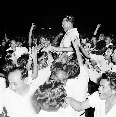 Ông Lý Quang Diệu được người ủng hộ tung hô năm 1963