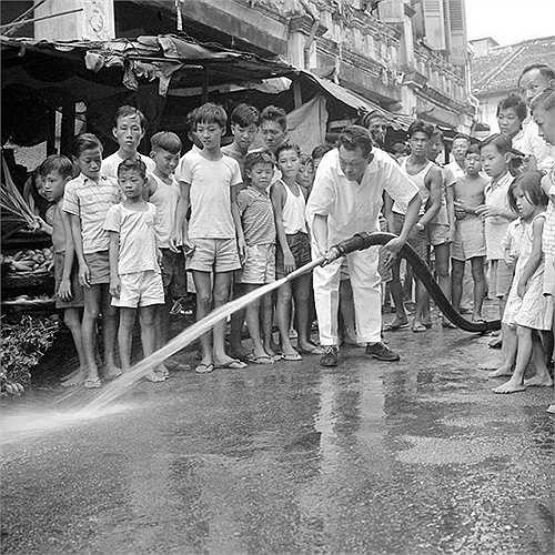 Ông Lý đích thân cầm vòi nước rửa đường năm 1959