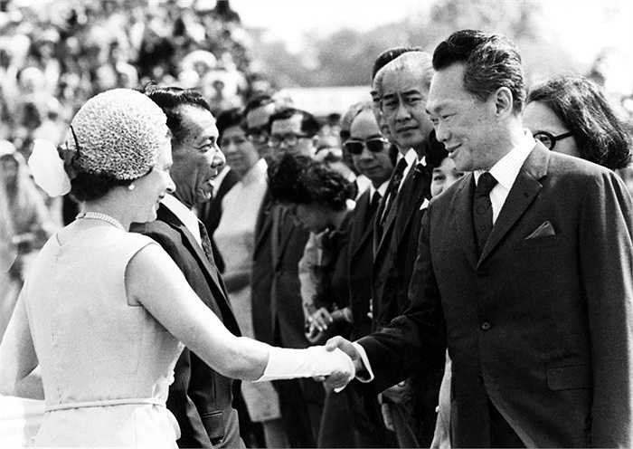 Nữ hoàng Elizabeth II được ông Lý Quang Diệu chào đón khi bà đến thăm Singapore năm 1972