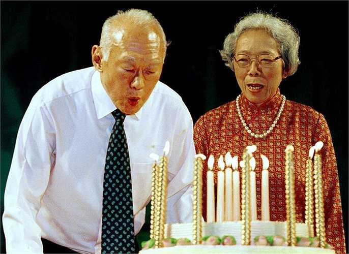 Ông Lý Quang Diệu đón sinh nhật lần thứ 77 cùng với vợ là Kha Ngọc Chi năm 2000