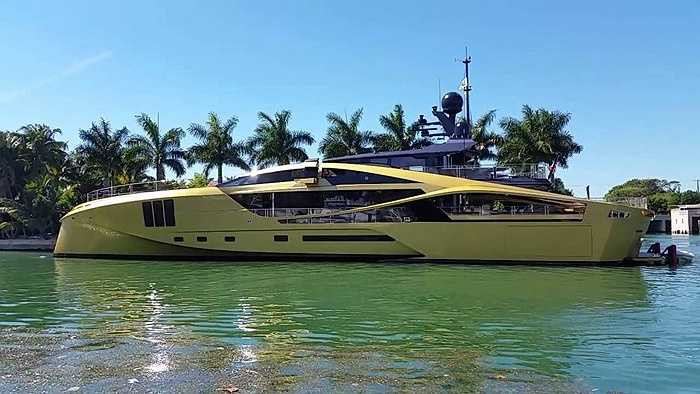 Cũng theo Baia, thật hoang đường khi một tỷ phú bỏ ra 4,5 tỷ USD để mua một du thuyền mạ vàng bởi số tiền này là quá lớn, có giá trị lên tới 1/4 hoặc thậm chí là 1/3 tổng giá trị tài sản của những người giàu nhất