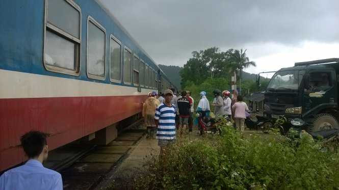 Tàu lửa SE2 đâm xe máy, hai người chết