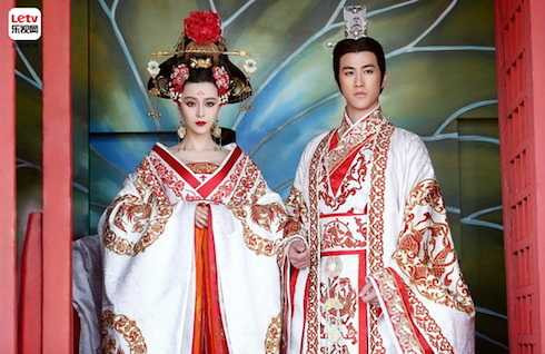 võ tắc thiên che ngực