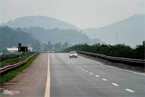 Ngoài ra, lực lượng cứu hộ, y tế ứng trực 24/24h để đảm bảo an toàn trên tuyến.