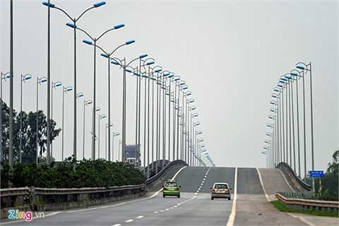 Cầu Giẽ - Ninh Bình là dự án đầu tiên trên cả nước thí điểm phương thức doanh nghiệp vay vốn đầu tư đường cao tốc, sau đó thu phí để hoàn vốn. Tổng đầu tư của dự án là 8.900 tỷ đồng, trong đó 800 tỷ đồng vốn điều lệ của VEC và 8.174 tỷ vốn trái phiếu công trình do VEC phát hành được Chính phủ bảo lãnh.