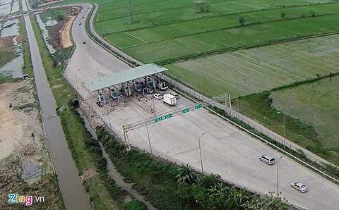Phí đường bộ trên tuyến cao tốc này thấp nhất là 70.000 đồng (xe dưới 12 chỗ, xe tải dưới 2 tấn và xe buýt), cao nhất 280.000 đồng một lượt với xe tải trên 18 tấn, xe container.