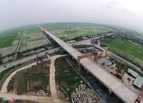 Điểm cuối của cao tốc tại nút giao Cao Bồ quốc lộ 10. Trên hình ảnh, các phương tiện nếu rẽ trái sẽ đi Nam Định, rẽ phải vào trung tâm thành phố Ninh Bình. Dự án sẽ tiếp tục được xây dựng nối tiếp từ đây đi qua địa phận các tỉnh Nam Định, Ninh Bình, Thanh Hóa và điểm cuối giao với đường trục quy hoạch khu kinh tế Nghi Sơn. Quy mô là đường cao tốc loại A với 2 làn xe, vận tốc thiết kế từ 100 - 120 km/h.