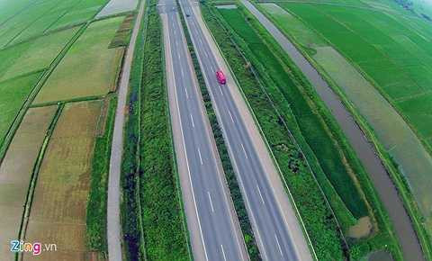 Đường rộng 6 làn xe tổng cộng 35,5 m. Các nút giao đều được thiết kế giao thông khác mức, có hệ thống an toàn giao thông, thông tin tín hiệu và trạm dịch vụ trên đường.