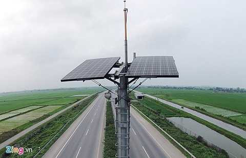 Tuyến đường này được quản lý bằng hệ thống giao thông thông minh, có camera giám sát khắp nơi, hệ thống đếm xe, đo tốc độ. Tất cả dữ liệu đều được đưa về trung tâm điều hành để phân tích. Nếu có xe gặp nạn hay vi phạm tốc độ, cảnh sát giao thông sẽ kịp thời đến hiện trường xử lý.