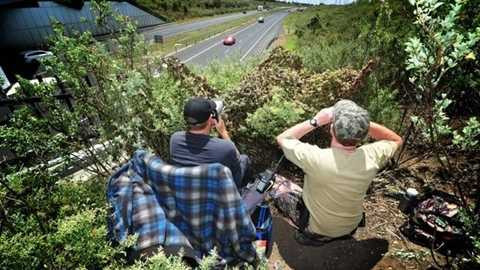 Cảnh sát giao thông nước ngoài cũng 'núp lùm' bắn tốc độ