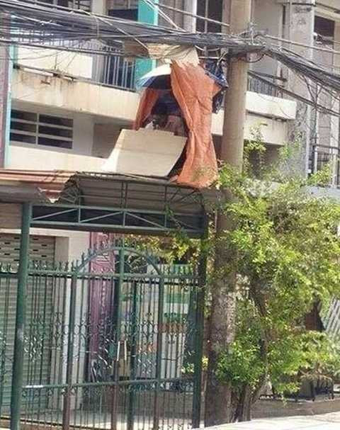 Cảnh sát giao thông nước ngoài cũng 'núp lùm' bắn tốc độ