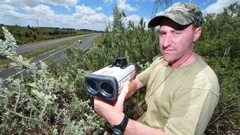 Cảnh sát giao thông nước ngoài cũng 'núp lùm' bắn tốc độ