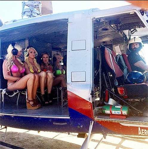 Dan Bilzerian, 34 tuổi (Losangeles, Mỹ) có tài sản lên đến 150 triệu USD. Anh ta là một triệu phú với những cuộc vui xa xỉ