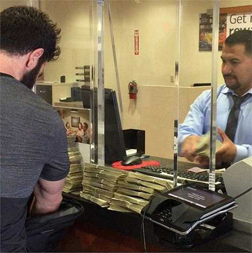 Dan khoe những xấp tiền USD lên đến hàng triệu USD