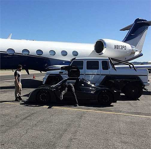 Dan Bilzerian liên tục đăng tải những bức ảnh khoe lối ăn chơi xa xỉ trên Instagram. Bố của Dan qua đời năm anh 21 tuổi, để lại số nợ hàng chục triệu USD
