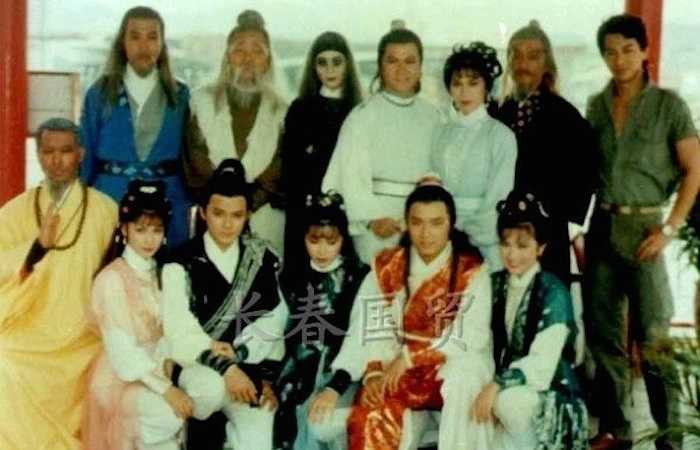 Dù được sản xuất từ năm 1983, khi công nghệ làm phim kém xa hiện nay, nhưng Anh hùng xạ điêu với sự tham gia của Huỳnh Nhật Hoa và Ông Mỹ Linh vẫn được đánh giá rất cao. 