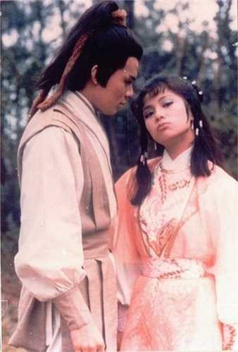 Hai diễn viên trên đã thể hiện chuyện tình đầy lôi cuốn giữa anh chàng Quách Tĩnh khờ khạo và 'Tiểu Đông Tà' Hoàng Dung thông minh, lanh lợi. 