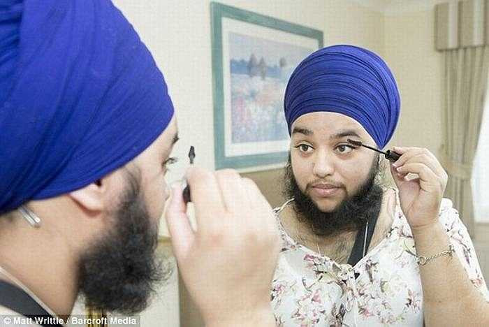 Năm 16 tuổi, Harnaam bắt đầu theo đạo Sikh. Kể từ đó, cô cũng ngừng cắt và cạo râu hay lông trên cơ thể vì theo đạo này, cắt bỏ lông tóc là điều cấm kỵ. 