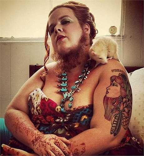 Jessa chia sẻ, một trong những sở thích lớn nhất của chị là chải chuốt bộ râu khi chị không ôm chú rắn cưng của mình hay bày trò dọa người khác. 