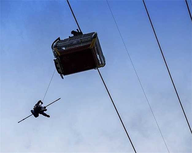 Những công việc giản dị ít ai biết của những chàng 'Tarzan' này là bảo dưỡng hệ thống cáp treo khổng lồ kiêm nhặt rác.