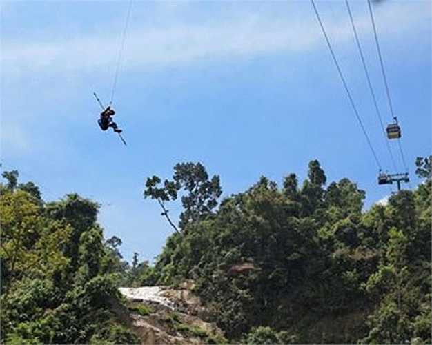 Bên cạnh công việc bảo dưỡng cáp treo, đội ngũ kỹ thuật Bà Nà còn thường xuyên đu dây để nhặt rác. Treo mình giữa không trung. Điểm tựa duy nhất là sợi dây cáp mỏng manh.