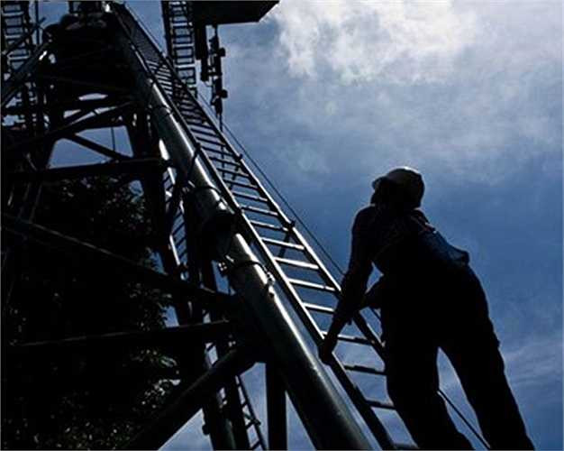 Hiện nay, hệ thống cáp thả chỉ có một chiều đi xuống, vì vậy thay vì việc di chuyển từ điểm này tới điểm kia trên dây như 'Tarzan' xịn thì các chàng 'Tarzan' ở Bà Nà chỉ còn cách đi đường rừng hoặc leo lên cabin qua đường trụ cáp để đến được điểm tiếp theo.