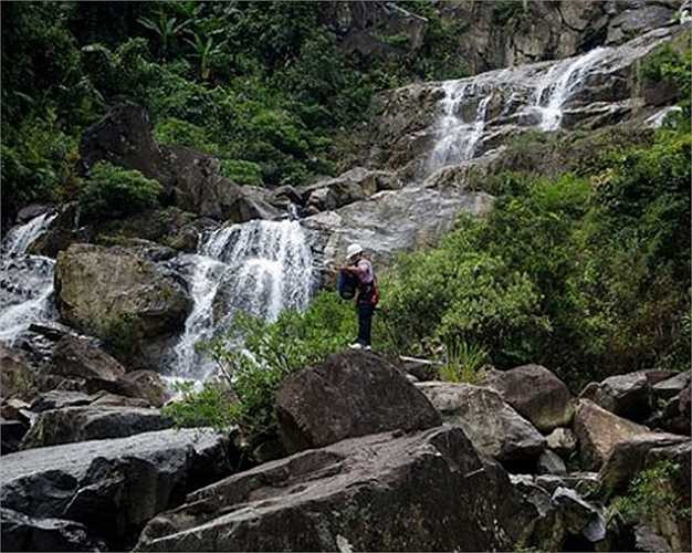 Hành trình trở về trạm nghỉ luôn là đường rừng gập ghềnh núi đá, trơn trượt. Trong những ngày mưa, thậm chí có thể gặp vắt hay rắn, thế nhưng cả đội ngũ bảo trì cáp kiêm 'nhặt rác' chưa bao giờ phàn nàn mà luôn nỗ lực hoàn thành nhiệm vụ bảo vệ rừng xanh.