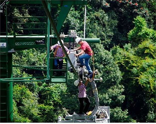 Anh Lê Phước Dũng - Tổ trưởng tổ chuyên trách công việc này chia sẻ, anh và cả đội luôn nỗ lực hoàn thành nhiệm vụ bảo vệ rừng xanh, thậm chí anh và cả đội còn lo sẽ thất nghiệp khi núi rừng Bà Nà sạch sẽ tinh tươm. Anh hóm hỉnh: 'Khi không được đu dây giữa rừng già nữa, chắc chắn chúng tôi sẽ rất nhớ nghề'!