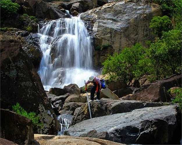 Địa hình núi rừng hiểm trở, suối sâu, thác dốc nên phương án nhặt rác có một không hai này được nhân viên kỹ thuật Bà Nà áp dụng. Một công việc đặc biệt được tiến hành bằng một phương thức cũng vô cùng đặc biệt.