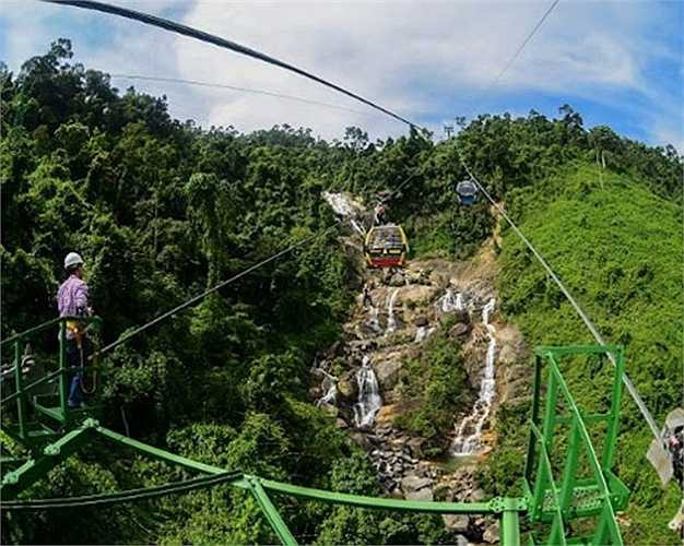 Sự phối hợp nhịp nhàng giữa kỹ thuật vận hành cáp treo và kỹ thuật viên điều khiển sợi cáp...