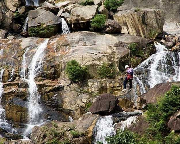 Điểm đặt chân của họ có thể là lưng chừng thác...