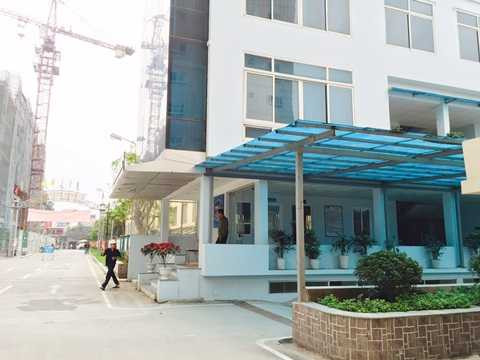 Tòa nhà ban quản lý được xây dựng trên diện tích đất cây xanh