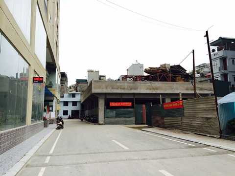 Khu vực nhà 2 tầng và sân tennis xây sai quy hoạch và không giấy phép xây dựng. Ảnh: Châu Anh