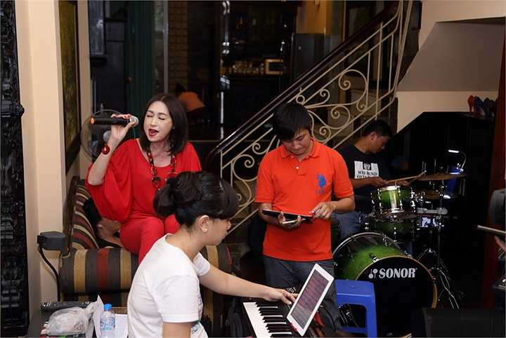 Ý Lan đã đáp chuyến bay từ Mỹ về Sài Gòn để chuẩn bị cho đêm nhạc đặc biệt của 2 người các của mình là nhạc sĩ Phạm Duy – Phạm Đình Chương