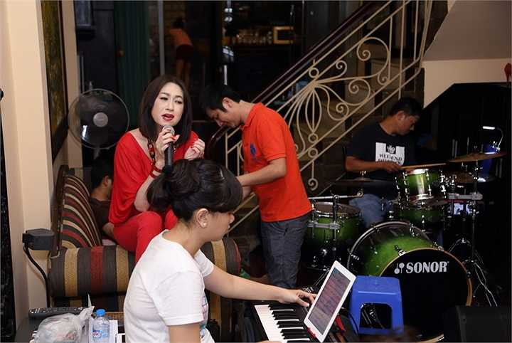 Do thời gian không còn nhiều và đây là chương trình lớn rất trang trọng đầu tiên của hai các Ý Lan kể từ ngày hai bác mất nên ngay khi vừa đáp xuống sân bay, chị vội vã về khách sạn cất hành lý và thay một bộ trang phục khoẻ khắn hơn để đến phòng tập hát cùng với ban nhạc