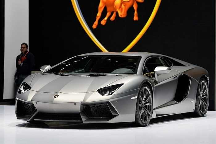 5. Lamborghini Aventador Các thiết kế của Lamborghini thường không bao giờ quá nhàm chán hay mang một vẻ đẹp bình thường. Và mẫu Aventador là minh chứng cho sự đặc biệt của hãng xe có biệt danh 'siêu bò' này.