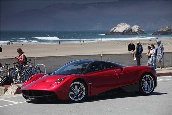 2. Pagani Huayra Chiếc xe Huayra tốc độ 230mph này là một trong những mẫu xe mới nhất của nhà thiết kế Horacio Pagani. Trong thiết kế của mình Horacio Pagani cũng cầu toàn như Steve Jobs. Do đó, mọi chi tiết của chiếc xe đều được ông trau chuốt kỹ lưỡng, từ vẻ ngoài cho đến động cơ hay tiếng 'ding' mỗi khi gạt cần.