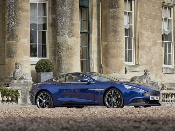 3. Aston Martin Vanquish Aston Martin nổi tiếng bởi thường xuyên xuất hiện trong các bộ phim về điệp viên, trong đó có Điệp viên 007 nên kỳ vọng của nhiều người vào mẫu xe này rất lớn. 