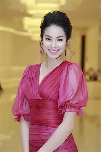 Tối qua (27/3), Á hậu Phạm Hương đã đến dự một sự kiện dành cho những phụ nữ thành đạt tại TP.HCM. 