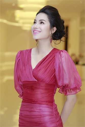 Cô mặc một trang phục của một NTK Việt vừa được trình diễn trên sàn 'London Fashion Week' đầu tháng 3 vừa qua. 