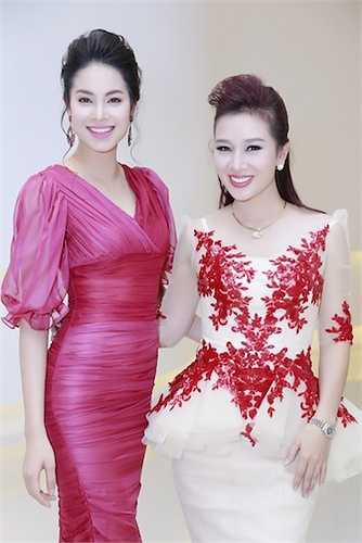 Hai người đẹp thể thao đều giữ được vóc dáng vô cùng nuột nà.