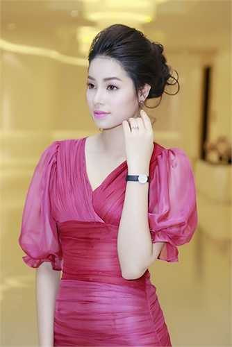 Với thiết kế ôm trọn cơ thể, Phạm Hương tự tin khoe đường cong vô cùng quyến rũ. 