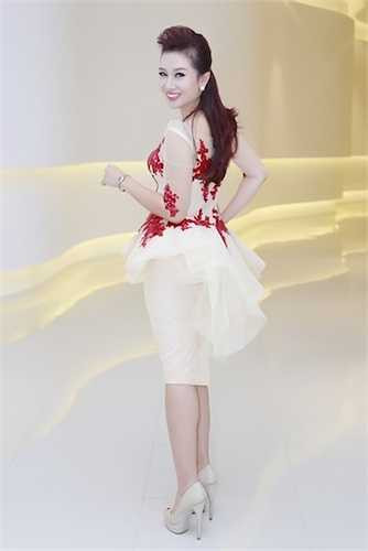 Á hậu Quý bà Thế giới diện một thiết kế khá độc đáo. 