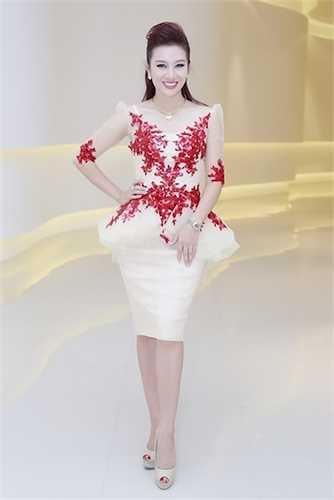 Ở tuổi U40, Thu Hương vẫn giữ được vẻ trẻ trung, son sắc.