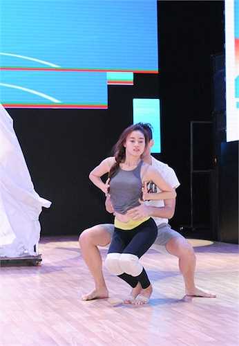 Cô sẽ hoá thân thành Hồ Nguyệt Cô - là một con cáo tu luyện thành người. Nàng có sắc đẹp và sức mạnh vô song bởi phép thần của viên ngọc quý.