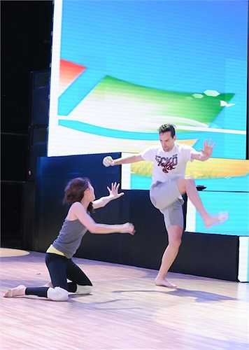 Trong một lần ra trận, nàng bắt được Tiết Giao, một viên tướng trẻ, nhưng vì si mê Tiết Giao mà Hồ Nguyệt Cô bị lừa gạt và bị chiếm đi viên ngọc quý. Câu chuyện này sẽ được Lan Ngọc và Daniel kể bằng điệu Rumba kết hợp với Pasodoble. (Trung Ngạn)